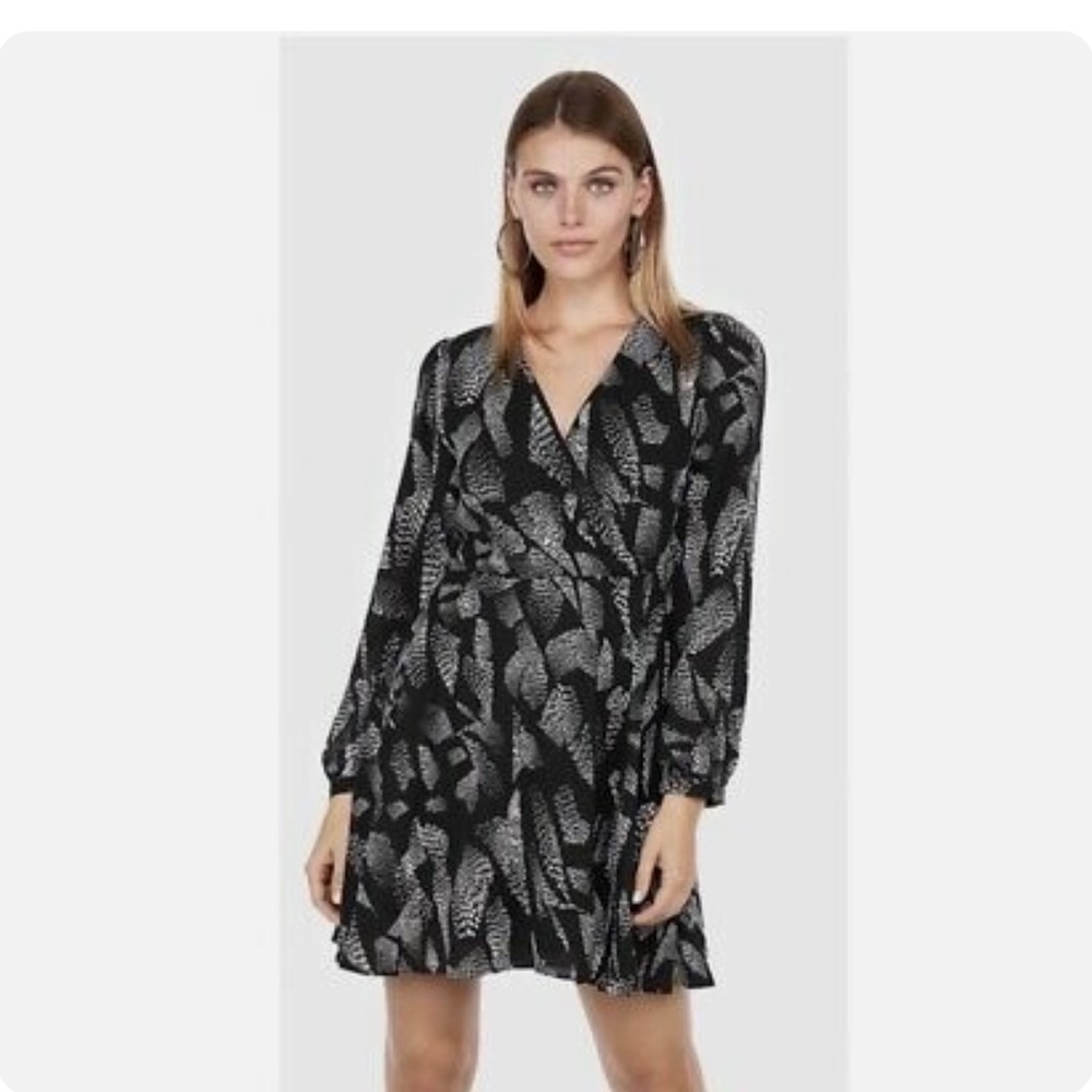 EXPRESS BLACK AND WHITE DRESS NWT SIZE XS